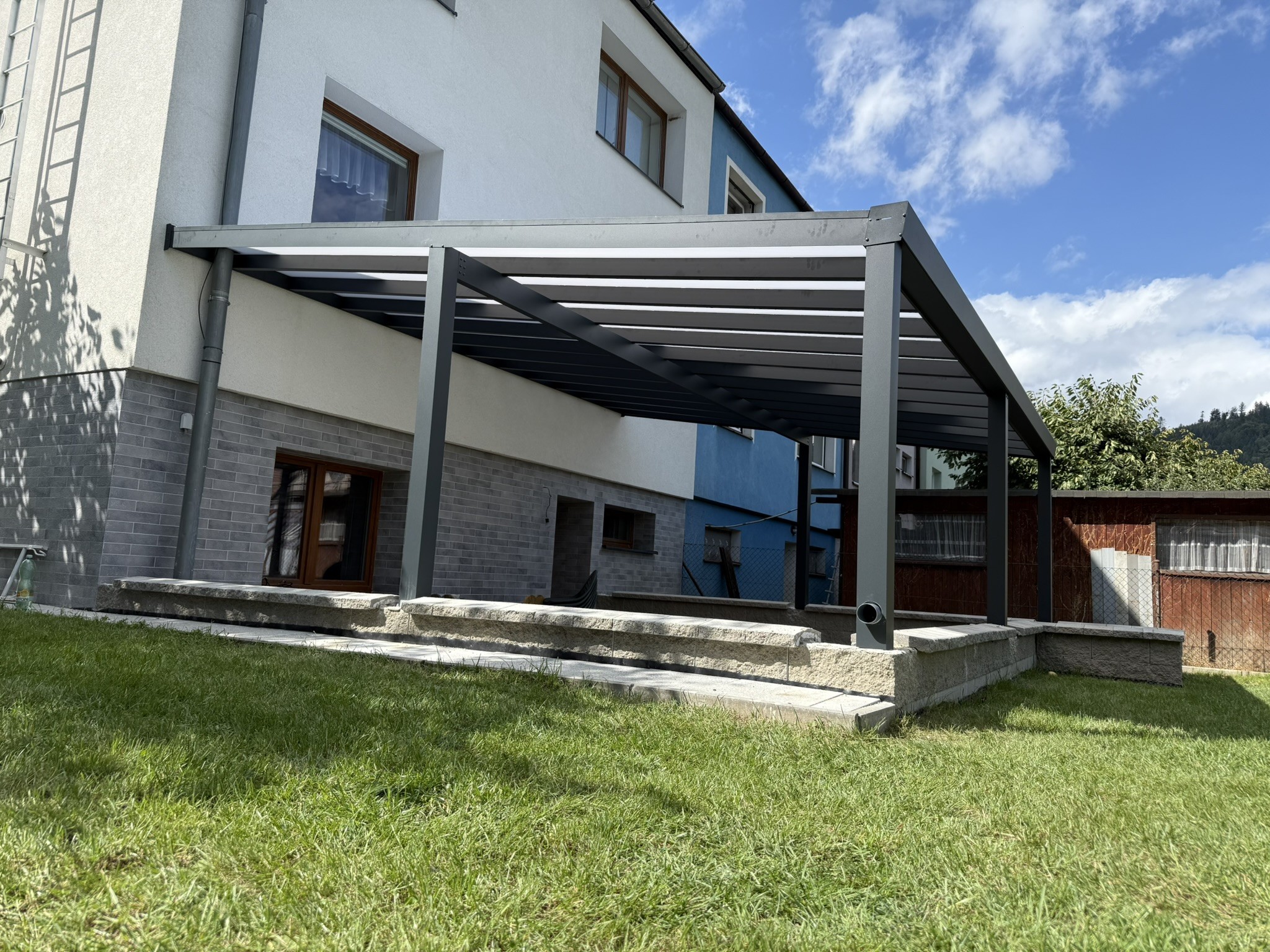 Hliníková pergola jako soukromý vinný sklípek na zahradě