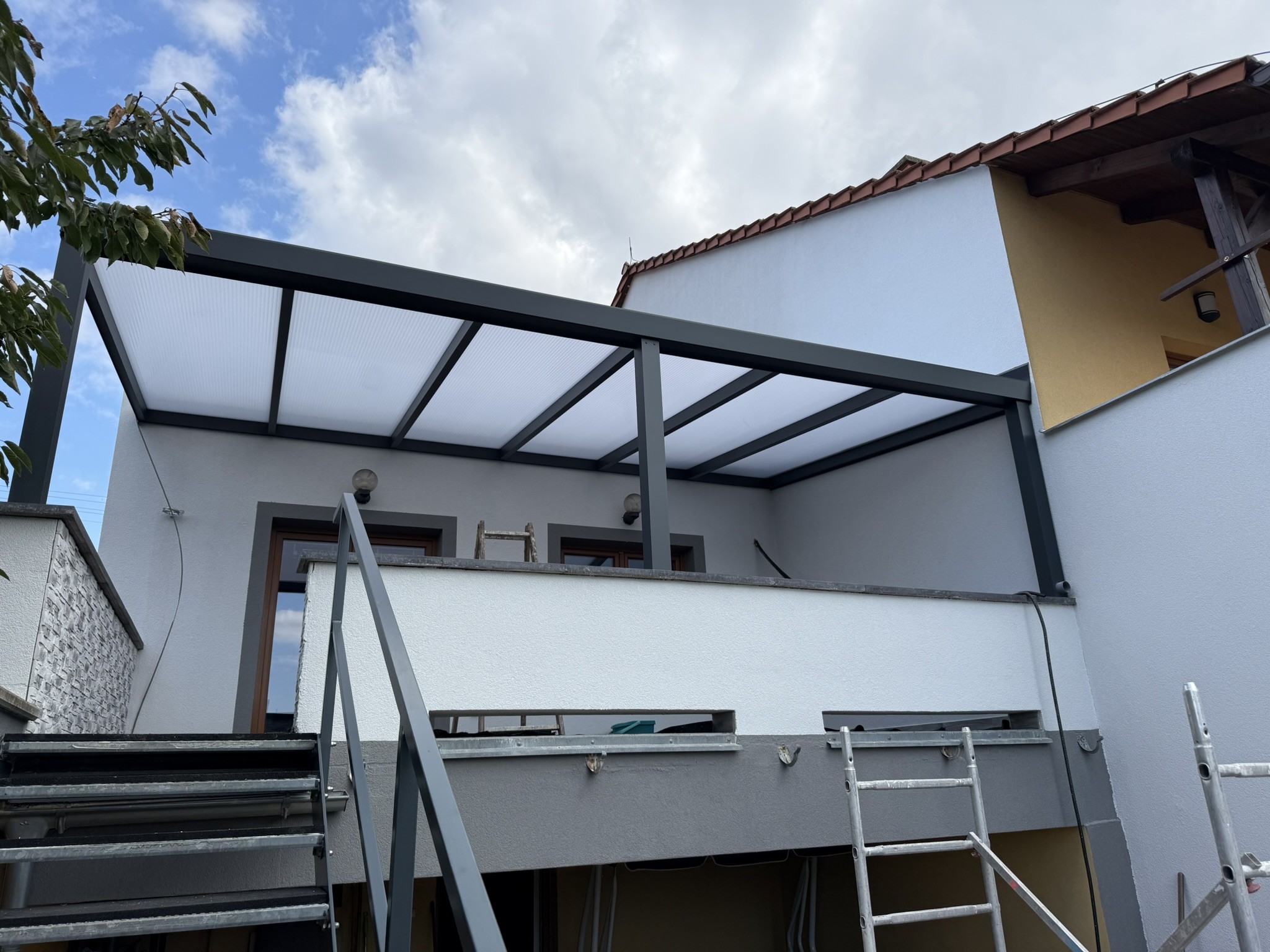 Hliníková pergola jako venkovní dílna pro kutily a umělce