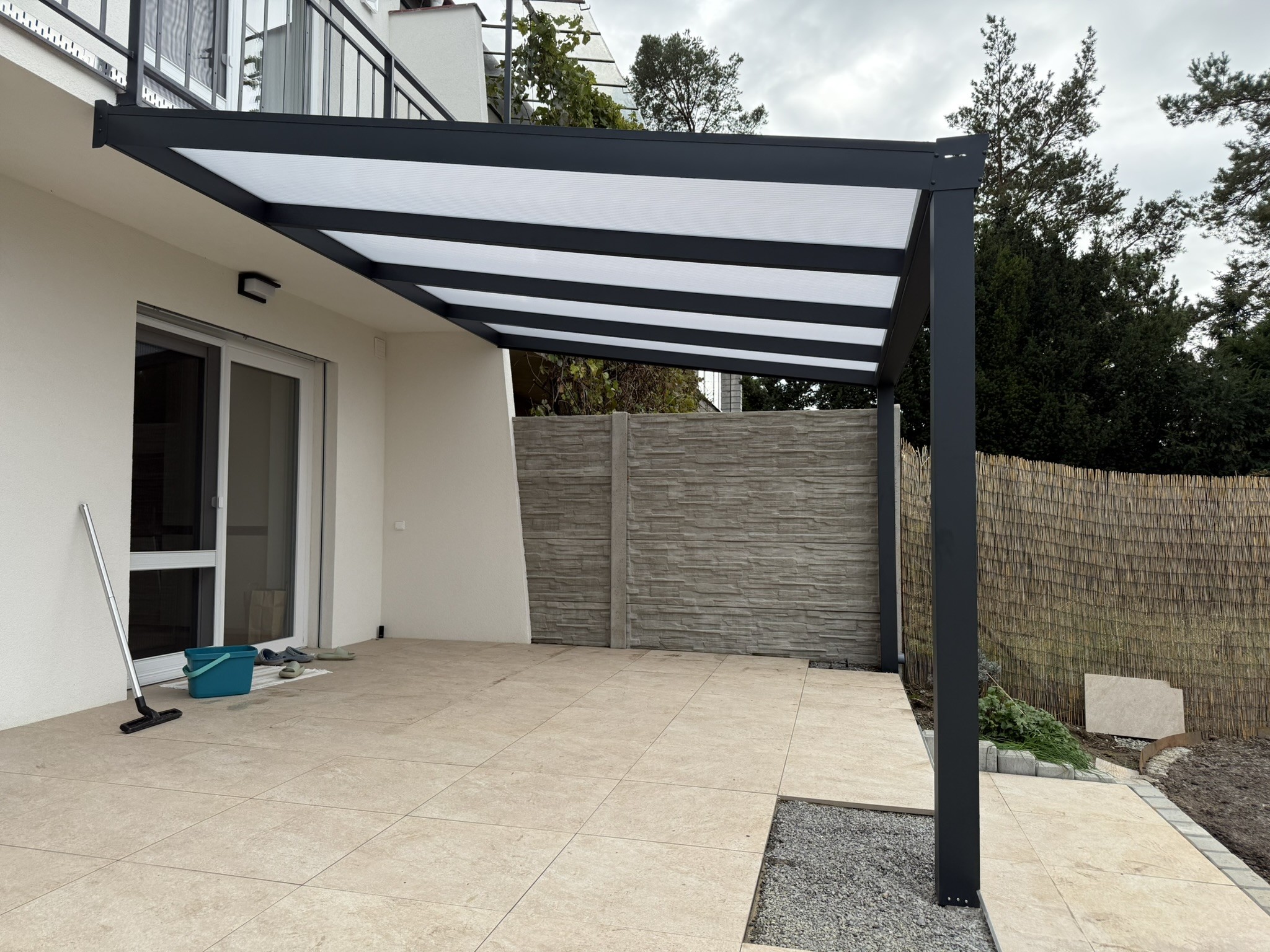 Hliníková pergola jako místo pro venkovní teambuildingy a firemní akce