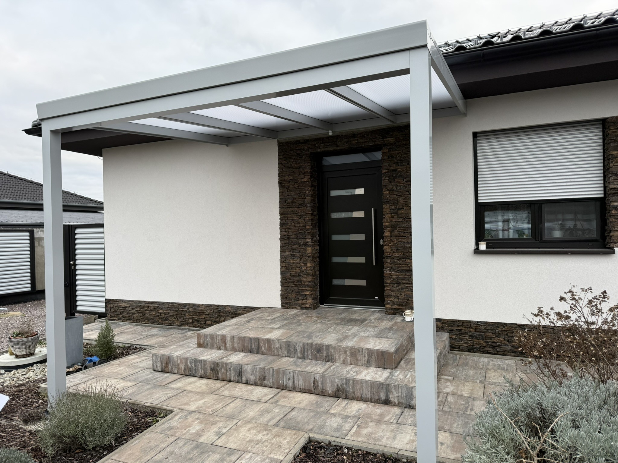 Hliníková pergola jako ochrana před sluncem a deštěm