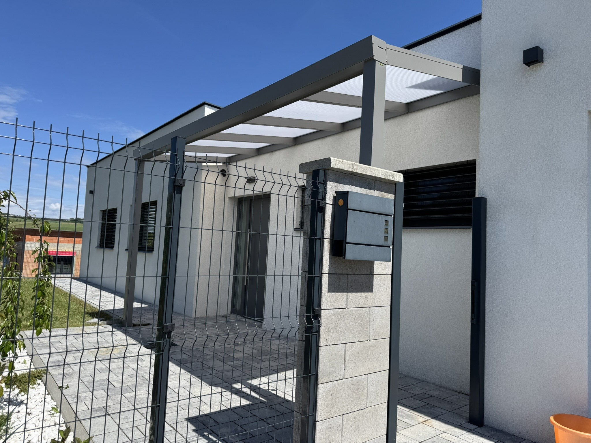 Chytré technologie pro hliníkové pergoly: Automatizace a moderní ovládání