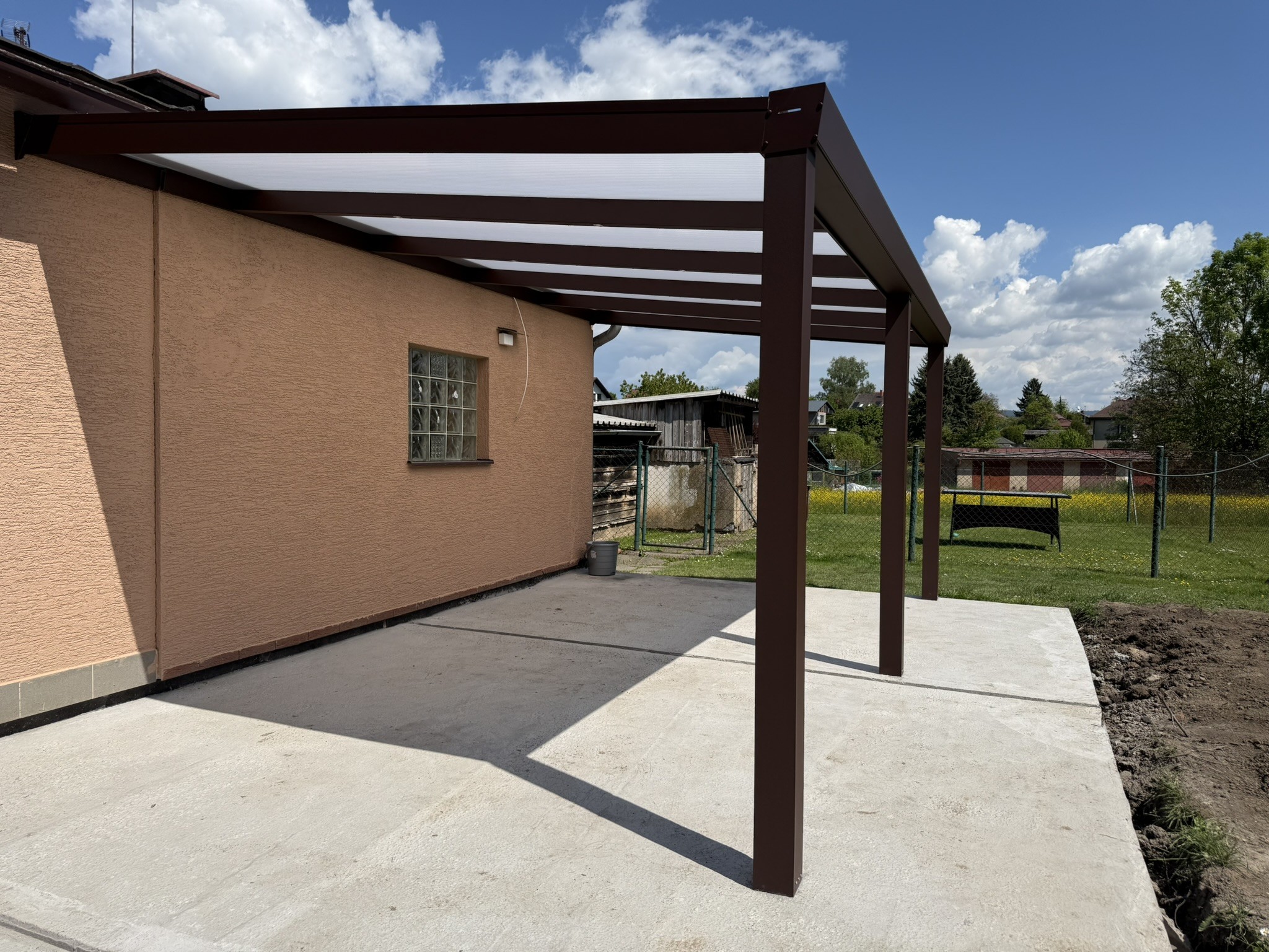 Hliníková pergola jako bezpečný prostor pro děti na zahradě