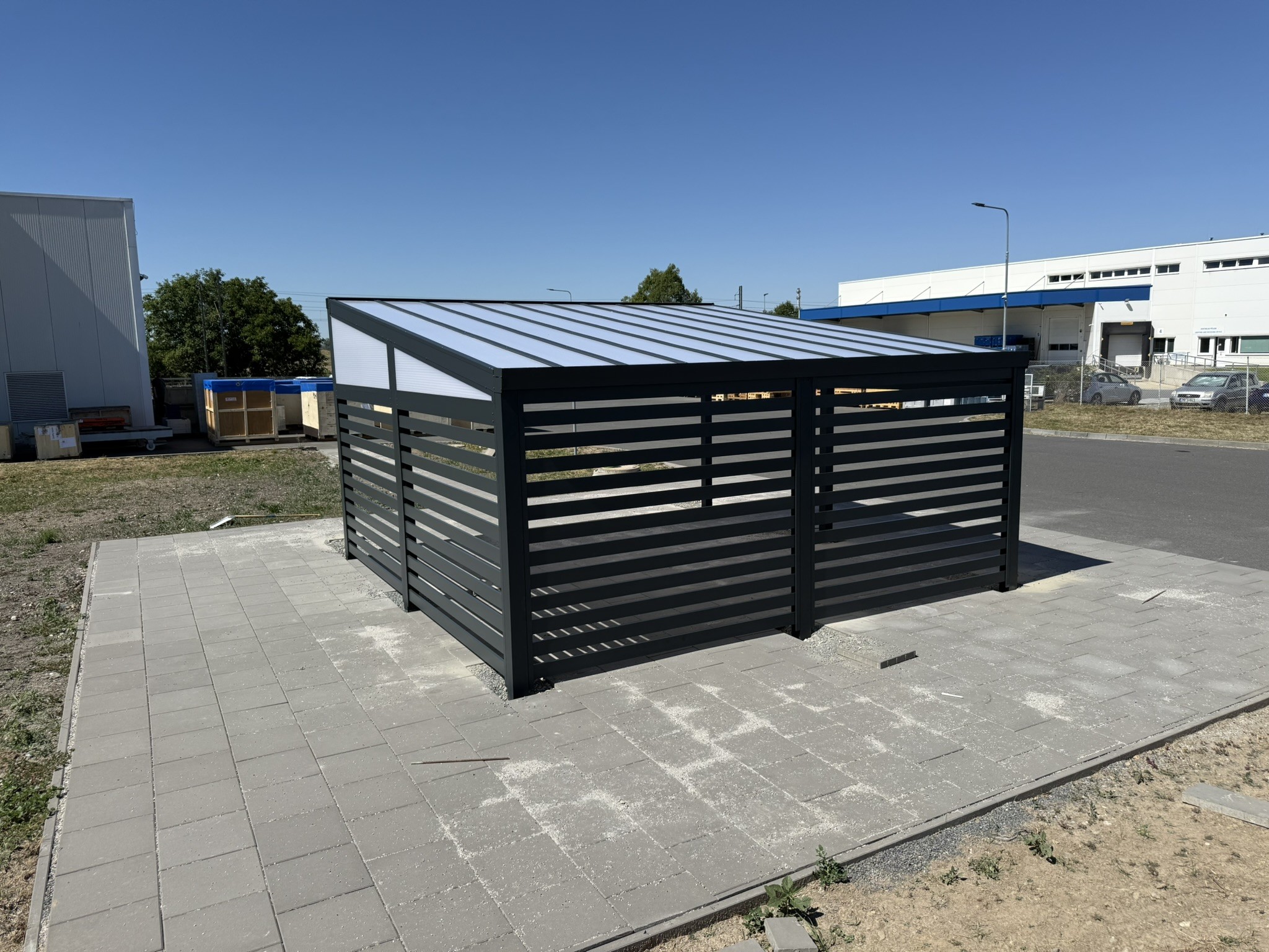 Hliníková pergola u bungalovu: Jak zachovat čisté linie domu