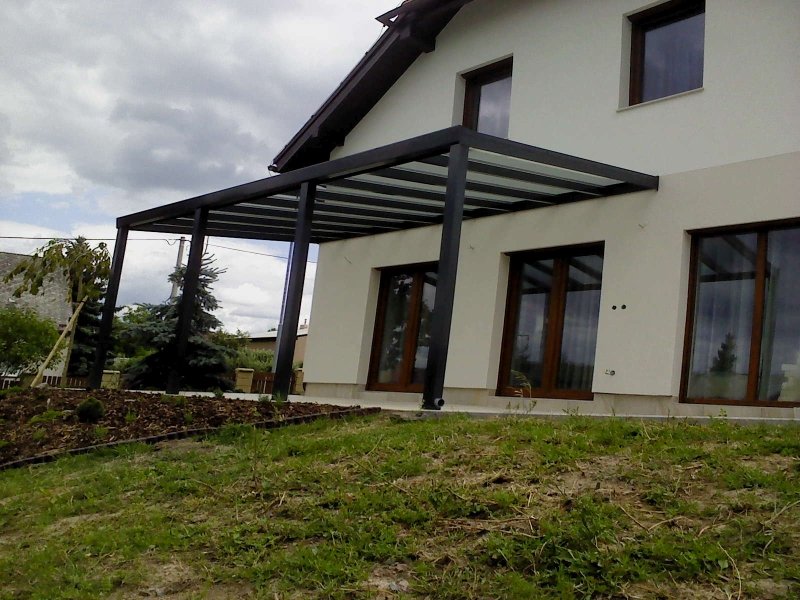 pergola u domu černá