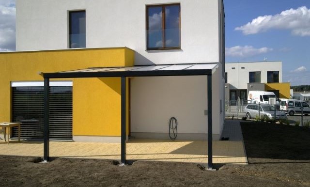 pergola u žluté fasády