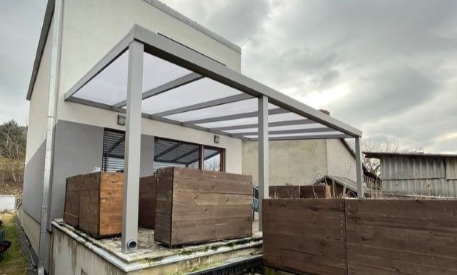 bílá pergola